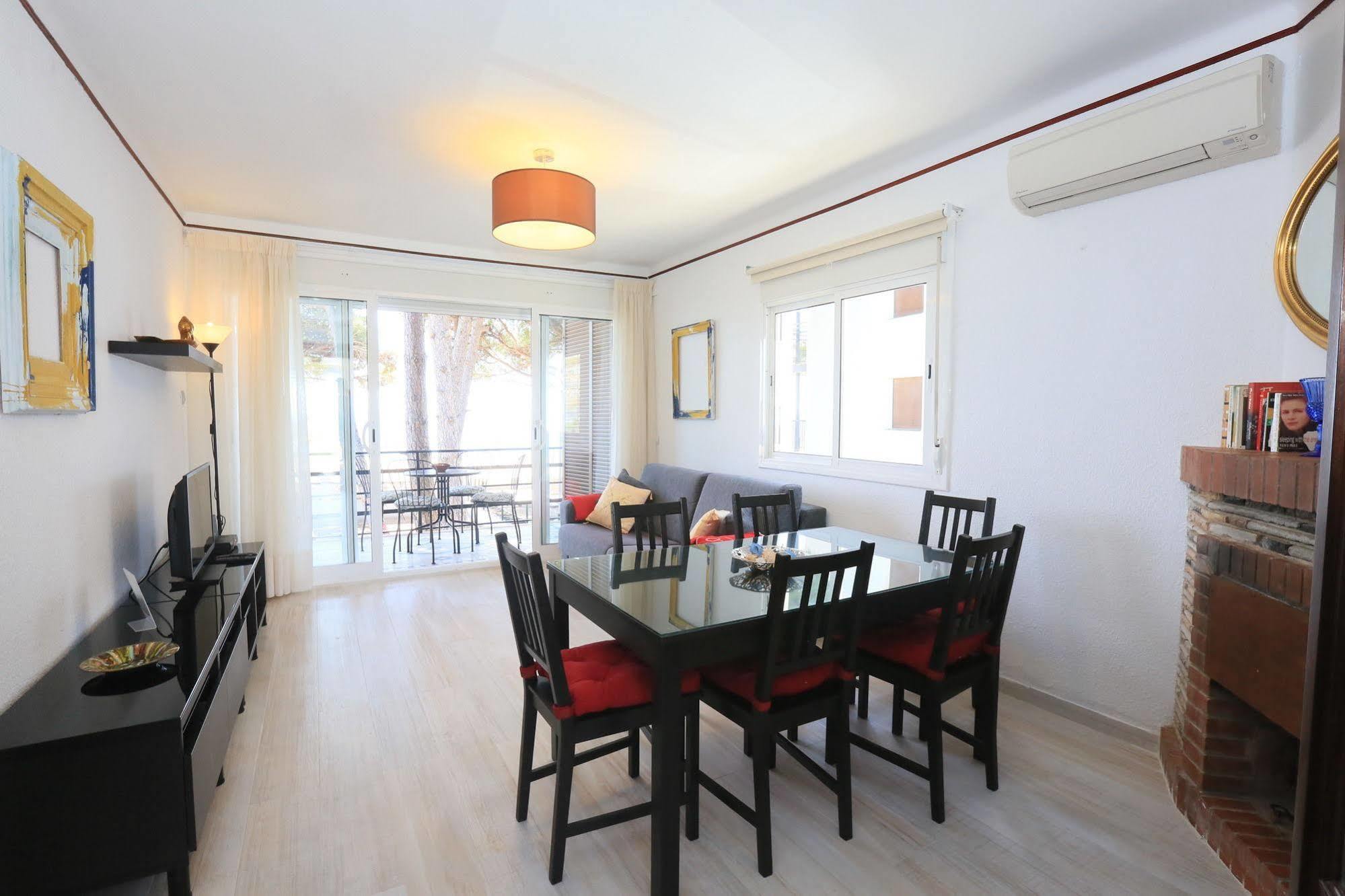 Apartamentos La Torre Камбрильс Экстерьер фото